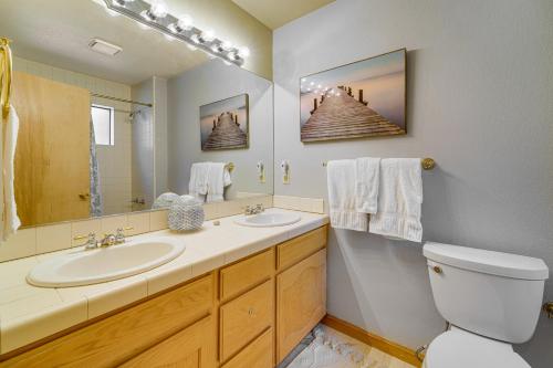 Ένα μπάνιο στο Close to Ski Slopes Tahoe Ski Chalet with Fireplace