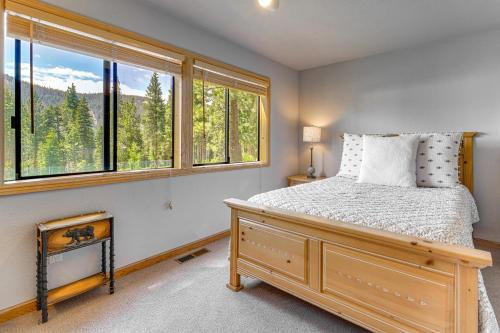 Ένα ή περισσότερα κρεβάτια σε δωμάτιο στο Close to Ski Slopes Tahoe Ski Chalet with Fireplace