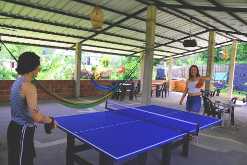 Stolní tenis v ubytování Maracuya Hostel nebo okolí