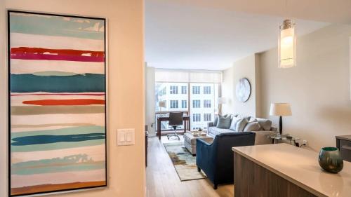 Gambar di galeri bagi Luxury Apt with Pool and Gym di Stamford