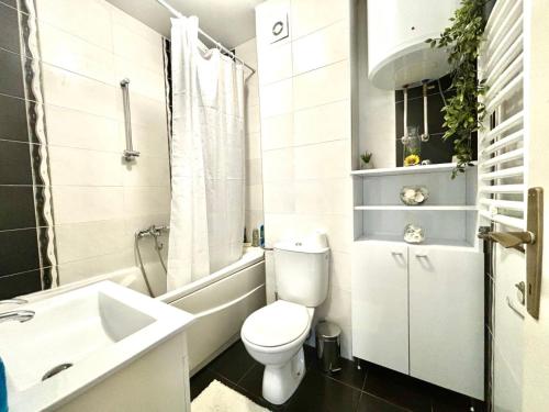 a bathroom with a toilet and a sink and a tub at Apartman “Sofia” in Pirot