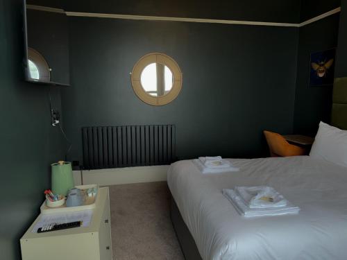 Nomi Rooms & Restaurantにあるベッド