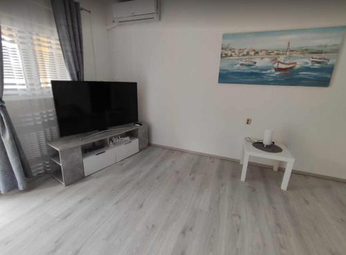 Televisyen dan/atau pusat hiburan di Apartmani Matan Vir