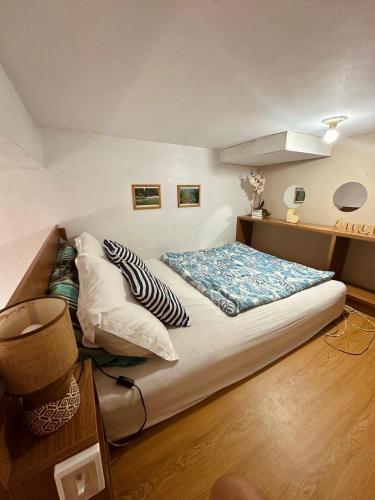 En eller flere senge i et værelse på Loft Menor Aconchegante com Ar-Condicionado