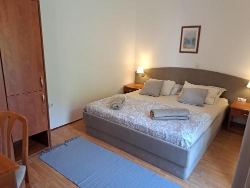 Postel nebo postele na pokoji v ubytování Family friendly apartments with a swimming pool Mundanije, Rab - 5076