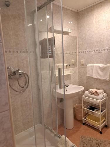 Family-friendly apartments with swimming pool Mundanije, Rab - 5076