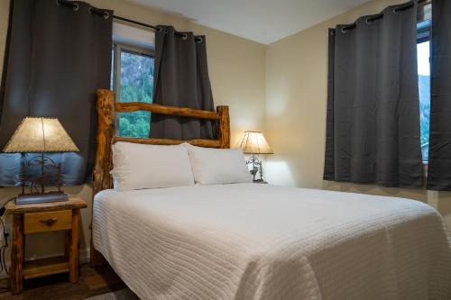 Una cama o camas en una habitación de Ouray Riverside Resort - Inn & Cabins