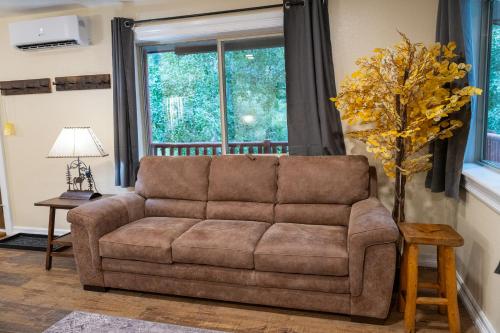Un lugar para sentarse en Ouray Riverside Resort - Inn & Cabins