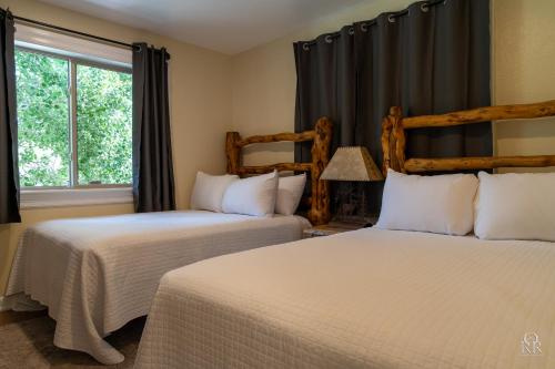 Una cama o camas en una habitación de Ouray Riverside Resort - Inn & Cabins