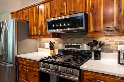 Una cocina o cocineta en Ouray Riverside Resort - Inn & Cabins