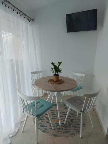 Apartments by the sea Podgora, Makarska - 11469
