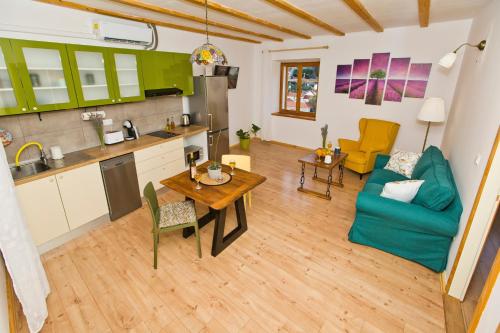 Apartments with parking space Hvar - 23410