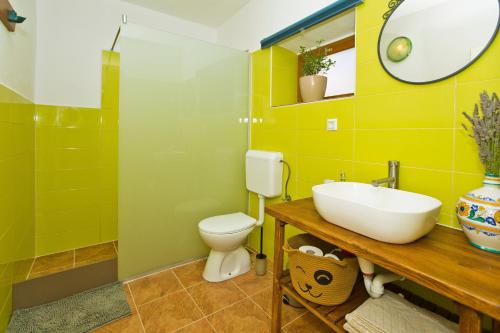 Apartments with parking space Hvar - 23410