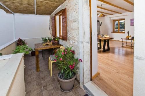 Apartments with parking space Hvar - 23410
