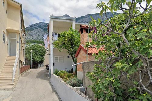 Apartments with parking spaces Makarska - 22168