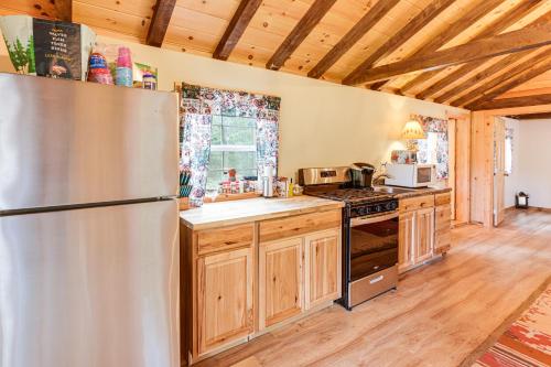 Η κουζίνα ή μικρή κουζίνα στο Harrington Cabin with Grills - Near Beaches and Hiking