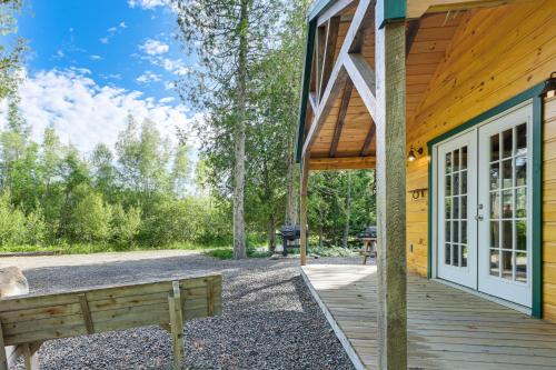 Κήπος έξω από το Harrington Cabin with Grills - Near Beaches and Hiking
