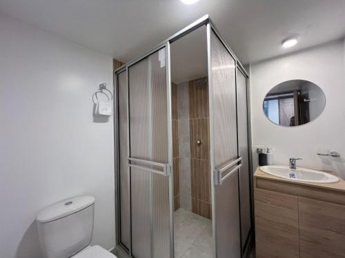 une salle de bains avec douche, toilettes et lavabo dans l'établissement aparta estudio de lujo, à Pasto