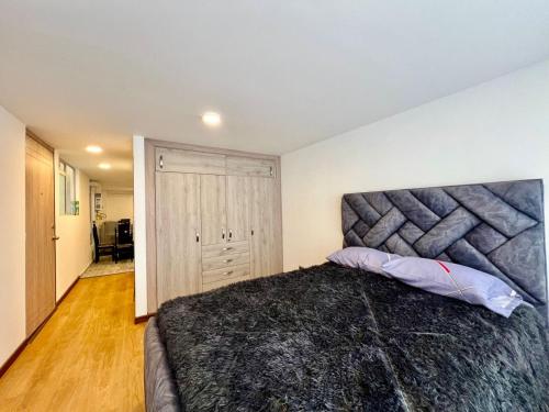 a bedroom with a large bed in a room at aparta estudio de lujo in Pasto