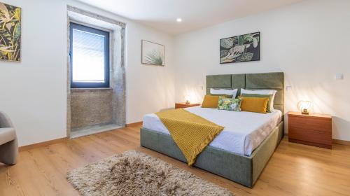 Postel nebo postele na pokoji v ubytování Quintinha Sao Martinho Luxury 2 Suites Villa Padrao With Sauna