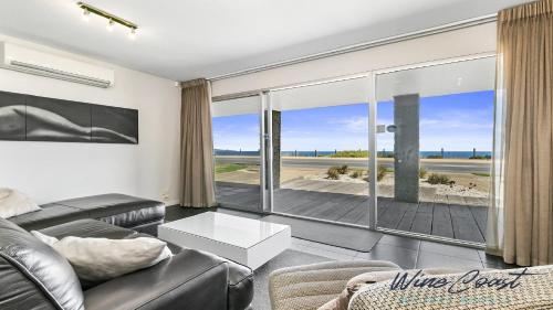 Ruang duduk di Esplanade Escape by Wine Coast Holidays
