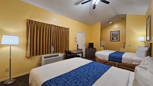 Postel nebo postele na pokoji v ubytování Travelodge by Wyndham Wenatchee