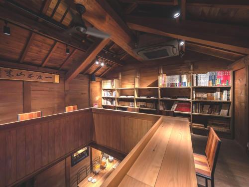 美濃市にあるMachiya Hotel oyado baisonのダイニングルーム(テーブル、本棚付)