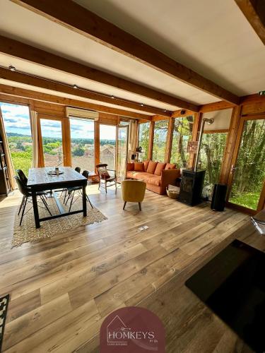 un salon avec une table et un canapé dans l'établissement Maison d'architecte, romantique et insolite, à Alès
