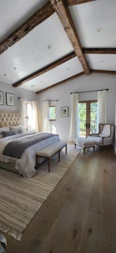 Кровать или кровати в номере Exquisite luxury executive cottages