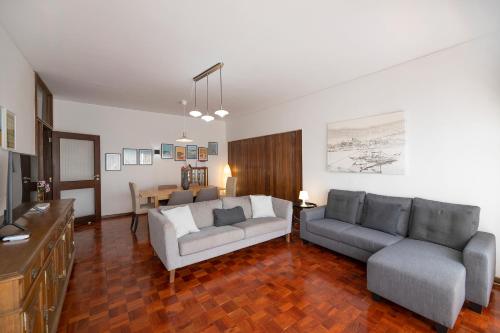 FLH Porto Spacious Apartment with Balcony