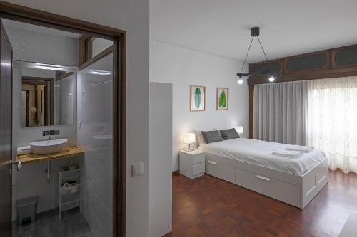 FLH Porto Spacious Apartment with Balcony
