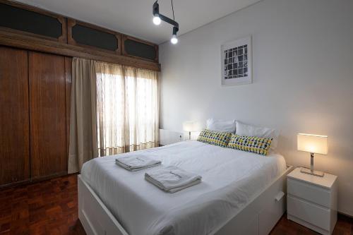 FLH Porto Spacious Apartment with Balcony