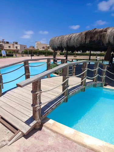 Πισίνα στο ή κοντά στο شاليه للايجار بقرية ديمورا