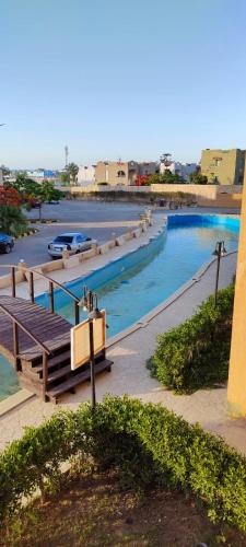 Πισίνα στο ή κοντά στο شاليه للايجار بقرية ديمورا