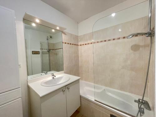 une salle de bain avec un lavabo et une douche dans l'établissement Bel Appartement T4 à Sète avec Terrasse, Climatisation et Parking Privé - FR-1-338-571, à Sète