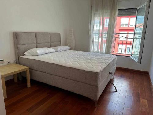 เตียงในห้องที่ Sasha's apartment