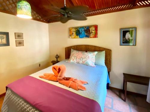 Un dormitorio con una cama con dos toallas encima. en Calypso Cabaña, en Cahuita