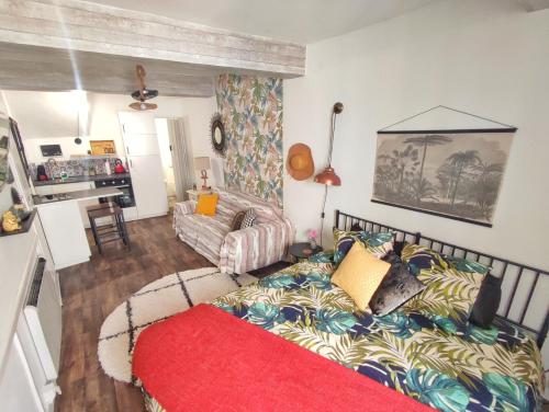 un salon avec un lit et un canapé dans l'établissement L'appartement de la rivière qui chante, à Nyons