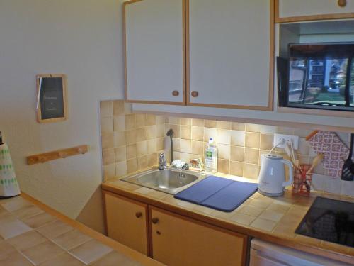 une cuisine avec un évier et un plan de travail dans l'établissement Studio cabine, balcon, internet et animaux admis - FR-1-629-136, à Samoëns