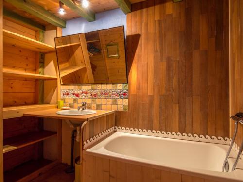 une salle de bain avec une baignoire et un lavabo dans l'établissement Loft atypique avec jardin à Mèze, proche commerces, plage et parc du château Girard - FR-1-604-49, à Mèze