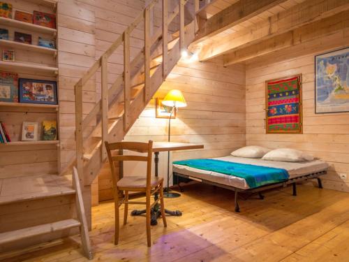 - une chambre avec un lit, un bureau et des escaliers dans l'établissement Loft atypique avec jardin à Mèze, proche commerces, plage et parc du château Girard - FR-1-604-49, à Mèze