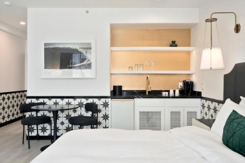 a bedroom with a bed and a kitchen at Casablanca Inn in San Clemente