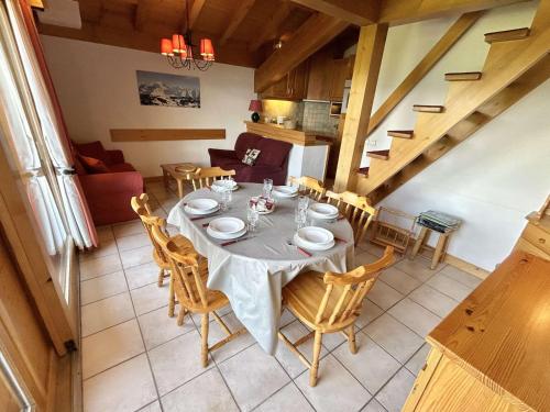une salle à manger avec une table et des chaises dans l'établissement Appartement 3 Pièces + Mezzanine, 7 couchages, 2 Balcons, Parking - FR-1-597-177, à Combloux