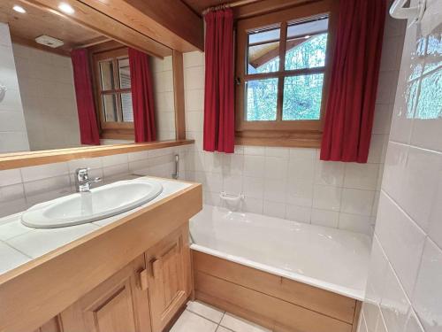 une salle de bain avec un lavabo et une baignoire dans l'établissement Appartement 3 Pièces + Mezzanine, 7 couchages, 2 Balcons, Parking - FR-1-597-177, à Combloux