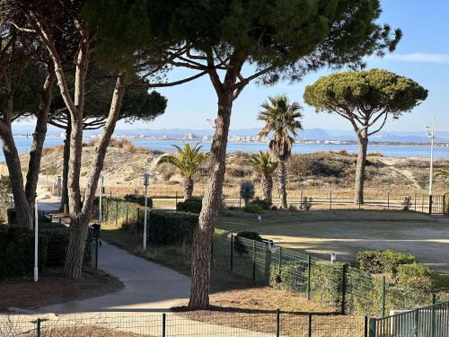 Photo de la galerie de l'établissement Appartement 2 Pièces avec Terrasse, Parking Privé - FR-1-731-90, au Grau-du-Roi