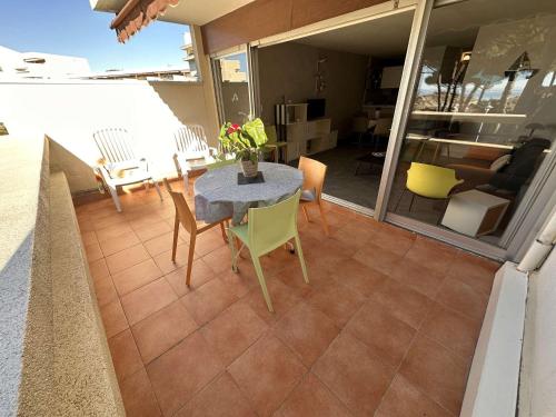 Photo de la galerie de l'établissement Appartement 2 Pièces avec Terrasse, Parking Privé - FR-1-731-90, au Grau-du-Roi