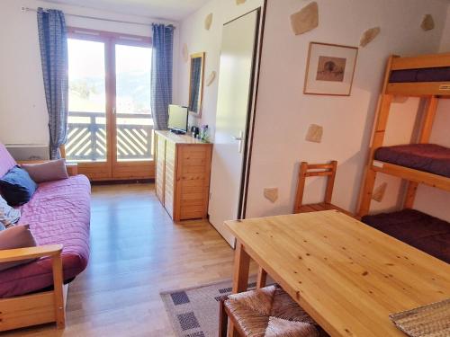 un salon avec un canapé et une table dans l'établissement Charmant appartement 2 pièces aux pieds des pistes, exposition sud/ouest, Plagne Montalbert - FR-1-755-16, à Aime La Plagne