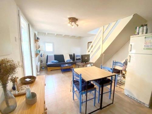 Il dispose d'une cuisine et d'un salon avec une table et un réfrigérateur. dans l'établissement Villa familiale proche plage avec jardin et terrasse, 6 personnes, WIFI, parking inclus - FR-1-782-67, au Barcarès