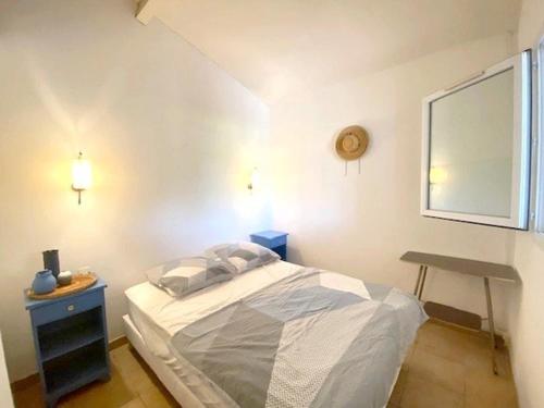 une petite chambre avec un lit et une fenêtre dans l'établissement Villa familiale proche plage avec jardin et terrasse, 6 personnes, WIFI, parking inclus - FR-1-782-67, au Barcarès