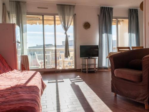 une chambre avec un lit, un canapé et une télévision dans l'établissement Centre ville, T3 500m plage, TV, parking à Le Lavandou - FR-1-803-53, au Lavandou